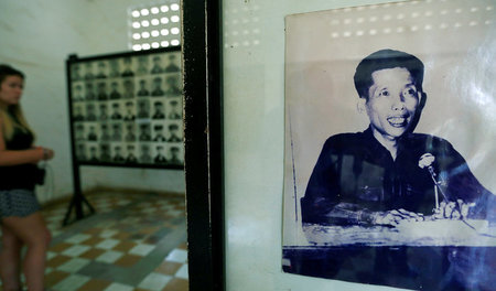 Ein Foto von »Duch« in einer Ausstellung des Genozid-Museums in ...