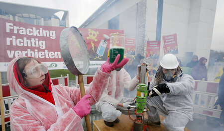 Unter dem Pflaster liegt das schwarze Gold: Proteste gegen Frack...