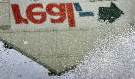 »Real« im Regen: Rund 38.000 Beschäftigte des SB-Warenhauskonzer...
