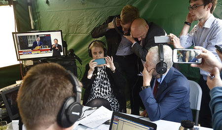 Labour-Chef Jeremy Corbyn verfolgt am Freitag im Fernsehen die R...