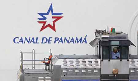 Arbeiter kurz vor der Eröffnung des erweiterten Panamakanals