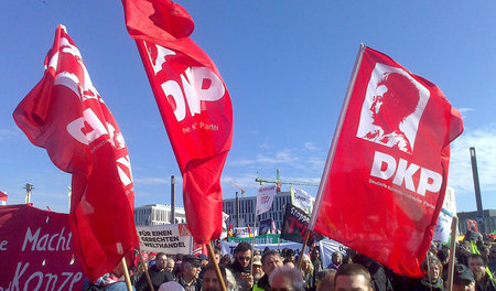 Wehende Fahnen der Deutschen Kommunistischen Partei (DKP) bei de...
