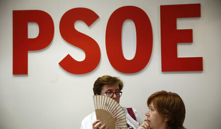 Wohin, PSOE? Anhänger der spanischen Sozialdemokraten warten am ...