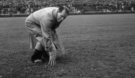 Ist der Rasen gedopt? Sepp Herberger prüft den Platz vor dem Fin...