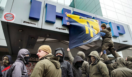 Mitglieder des faschistischen »Asow«-Bataillons blockieren den E...