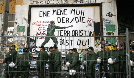 Statement gegen Generalverdacht und Polizeistaat auf Plakat währ...