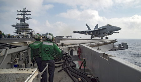 Ein US-Kampfjet startet vom Flugzeugträger »USS Dwight D. Eisenh...