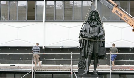 Ein Tausendsassa mit schönen Locken (Statue von Gottfried Wilhel...