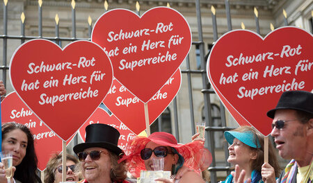 Protest von ATTAC gegen das geplante Erbschaftssteuer-Gesetz. (3...