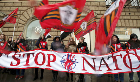 Proteste gegen die NATO vor der US-amerikanischen Botschaft in M...