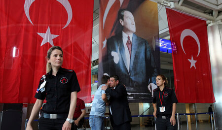 Wo driftet der von ihm gegründete Staat hin: Atatürk-Porträt am ...