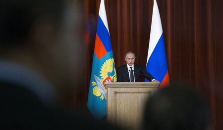 Der russische Präsident Wladimir Putin spricht vor den versammel...