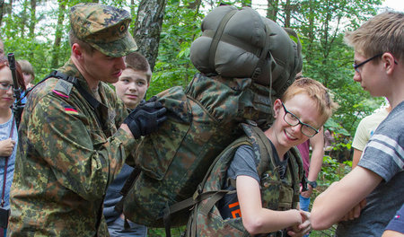 Kindern »Spaß« am Krieg vermitteln. Tag der Bundeswehr am 11. ju...