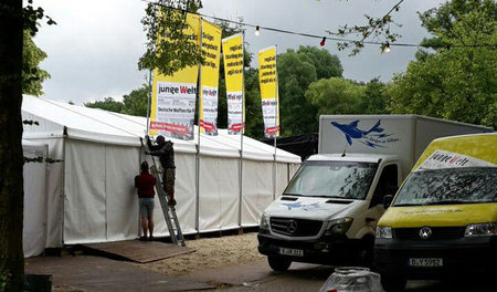 Die Fahnen wehen, der gelbe jW-Bus ist da – es kann losgehen!