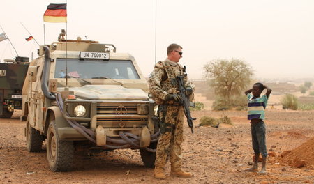 Mission wird ausgeweitet: Bundeswehrsoldat im Austausch mit eine...