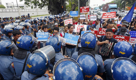 »US-Truppen raus!« Proteste gegen die Unterordnung der philippin...