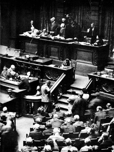 Clara Zetkin während ihrer Eröffnungsrede im Reichstag am 20. Au...