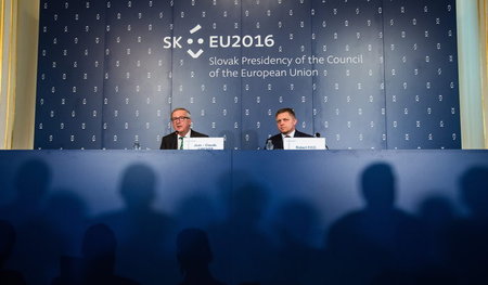 Nicht gerade beste Freunde: EU-Kommissionschef Juncker (l.) und ...