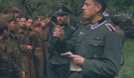 Videostill des Großvaters: Nazi-Offiziere inspizieren gefangene ...