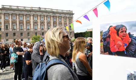 Für eine humane Asylpolitik: Demonstranten vor dem Reichstag in ...