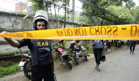 Tatortsicherung: Nach dem Terroranschlag in Dhaka suchen die Beh...