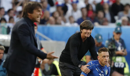 Mehr Spaß in der Traumatherapie: Löw zeigt Conte, wie es geht