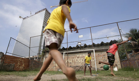 Haben vieles nötiger als eine Olympiade: Kinder beim Fußball in ...