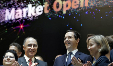 Hält die Freude? Schatzkanzler George Osborne (2. v. r.) bei »Ma... Hält die Freude? Schatzkanzler George Osborne (2. v. r.) bei »Ma...