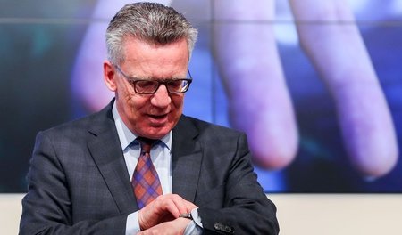 Will helfen – vor allem den Geheimdiensten: Innenminister Thomas... Will helfen – vor allem den Geheimdiensten: Innenminister Thomas...