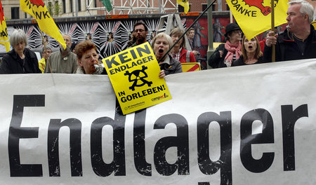 Protestierende vor dem Bundesumweltministerium in Berlin (24. Ap...