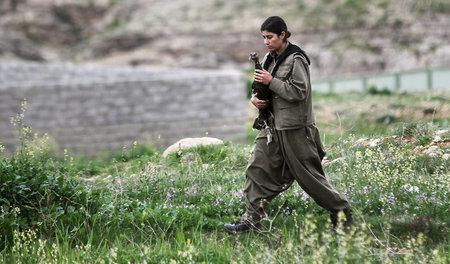 Unglaubliche Begegnungen: Eine Kämpferin der PKK rettet einen Tr...