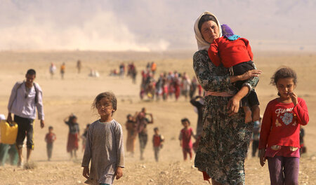 Frauen und Kinder fliehen 2014 im Irak vor der Dschihadistenmili...