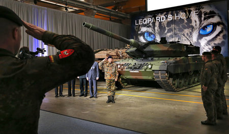 Da freuen sich Militär und Industrie: Hier wird ein »Leopard 2 A...