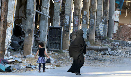 Einwohner in den Trümmern der syrischen Stadt Aleppo