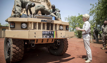 Militärhilfe für Menschenrechte: Ursula von der Leyen am 6. Apri...