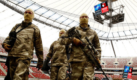 Soldaten bei einer Übung am 24. Mai im Nationalstadion von Warsc...