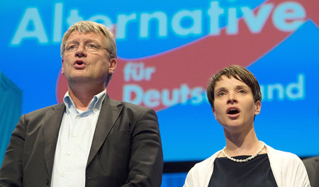 Da sangen sie noch, Seit’ an Seit’, bestimmte Strophen des »Deut...