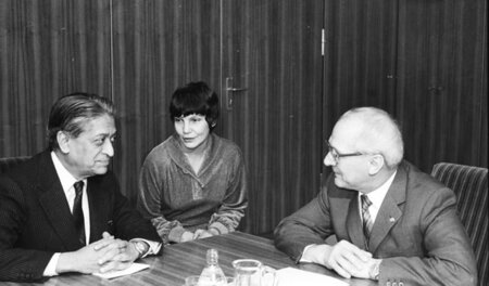 Romesh Chandra (links) 1981 in Berlin im Gespräch mit Erich Hone...