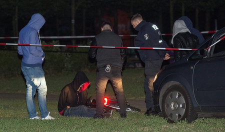 Der Tatverdächtige bei seiner Festnahme im Scheinwerferlicht ein...