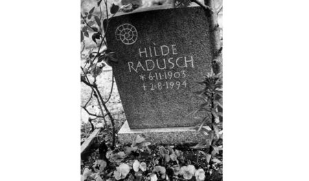 Grab von Hilde Radusch auf dem Alten St.-Matthäus-Friedhof in Be...