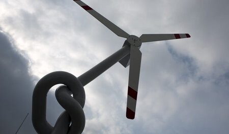 Gefesselte Windkrafterzeugung? Protstaktion vor dem Bundeskanzle...