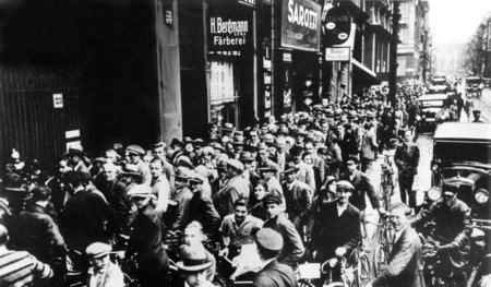 Schlange stehen: Im Juni 1931 warten Tausende Menschen vor dem B... Schlange stehen: Im Juni 1931 warten Tausende Menschen vor dem B...