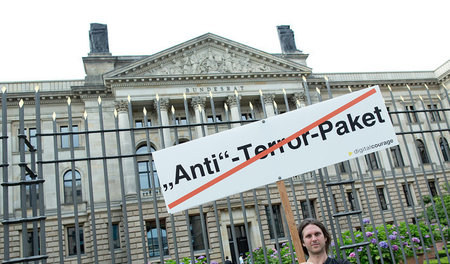Das »Antiterrorpaket«, eine Lizenz für staatlichen Terrorismus: ... Das »Antiterrorpaket«, eine Lizenz für staatlichen Terrorismus: ...