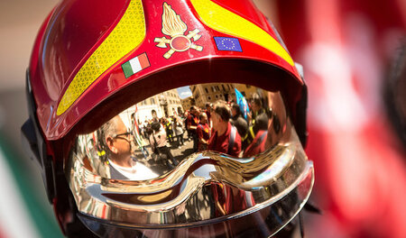 Protest als Spiegelbild. Gegen Kürzungen demonstrierende Feuerwe... Protest als Spiegelbild. Gegen Kürzungen demonstrierende Feuerwe...