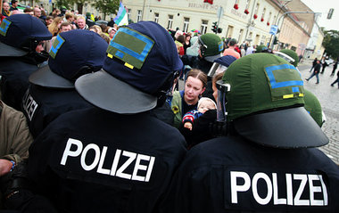 Neuruppin: Brachiale Staatsgewalt gegen friedlich protestierende...