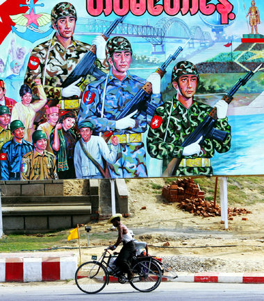 Das Militär ist omnipräsent: Großplakat in Myanmars neuer Haupts... Das Militär ist omnipräsent: Großplakat in Myanmars neuer Haupts...