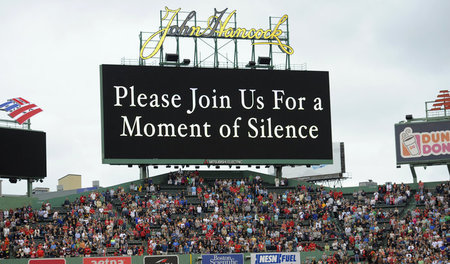 Schweigeminute am Freitag vor einem Baseballspiel in Boston