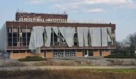 Ist doch real: der zerstörte Palast der Jugend in Donezk