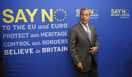 »Sagt nein zu Euro und EU«: Nigel Farage, Vorsitzender der briti...