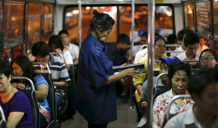 Die Zukunft Thailands? Eine 72jährige Frau verkauft Bustickets i...
